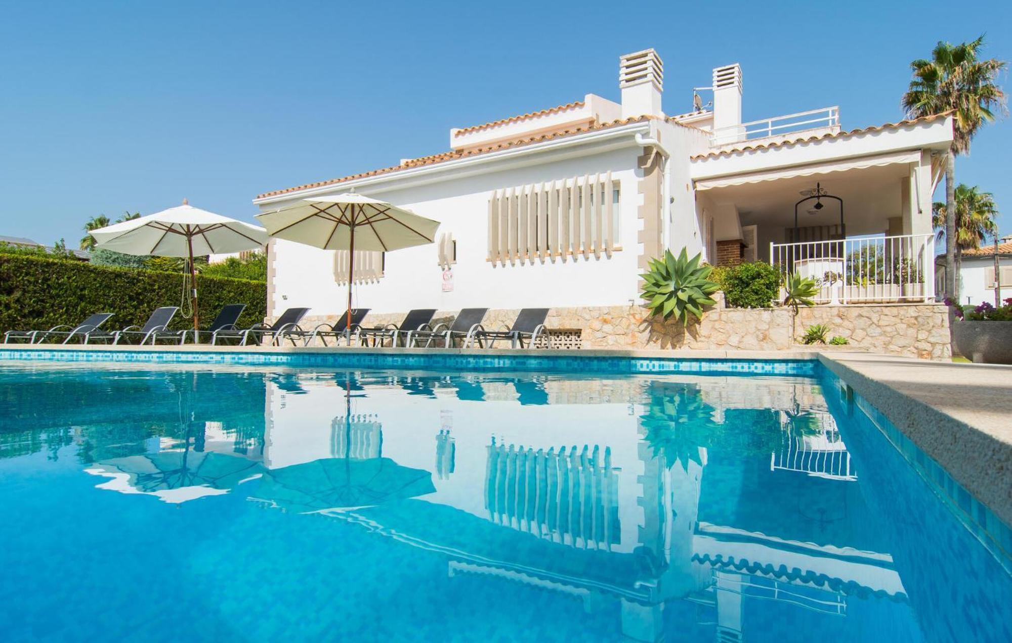 4 Bedroom Beautiful In Ferienhaus Pollença